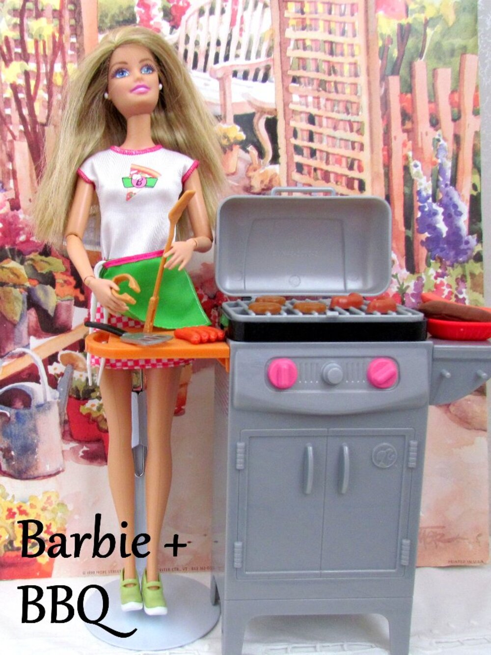 BARBIE BARBEQUE, ARTICULATED ARMS DOLL + HOT DOG BBQ + STAND, CUTE APRON OUTFIT